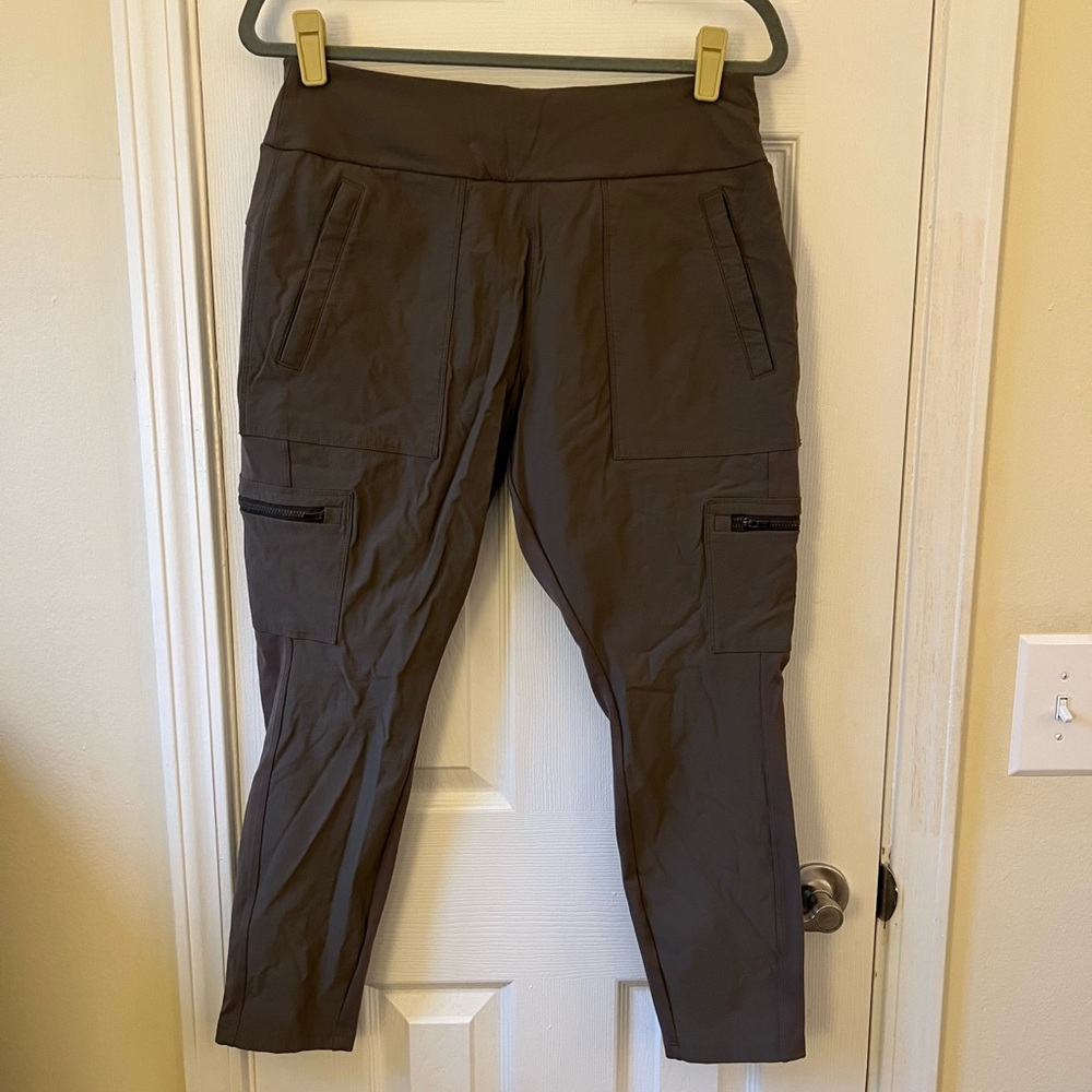 Athleta Headlands Hybrid Cargo Leggings in Taupe | Size: 14P